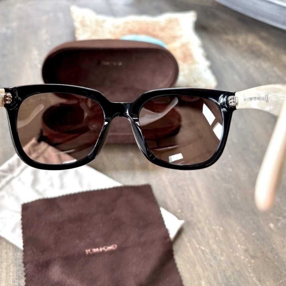Tom Ford Sunglasses Black With Ivory Colored Arms, Gold Accents, Made In Italy - Picture 9 of 11